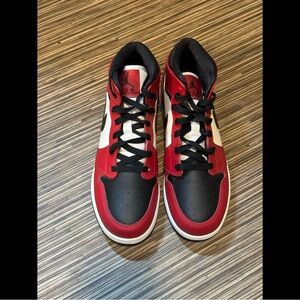 Jordan 1 Mid Chicago Black Toes